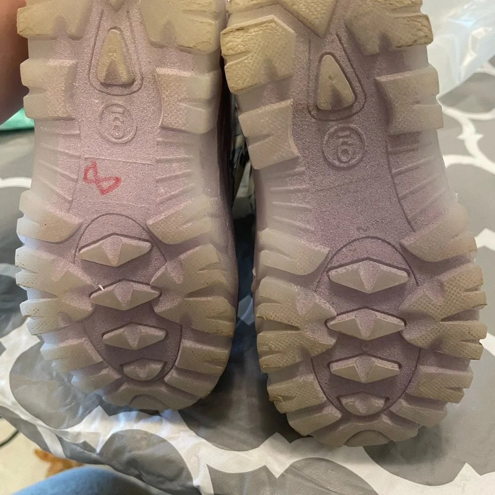Frozen Themed Light Up Snow Boots Size Girls 9. Elsa, Anna, Disney